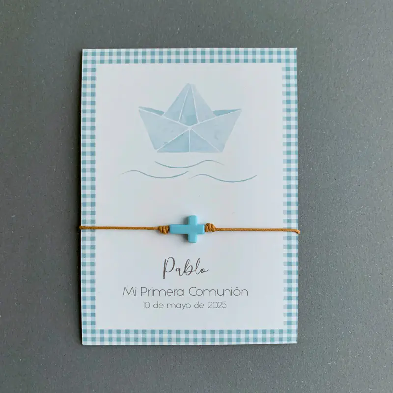 PULSERA CON CRUZ DE COLORES SOBRE TARJETA CON MOTIVOS VARIOS