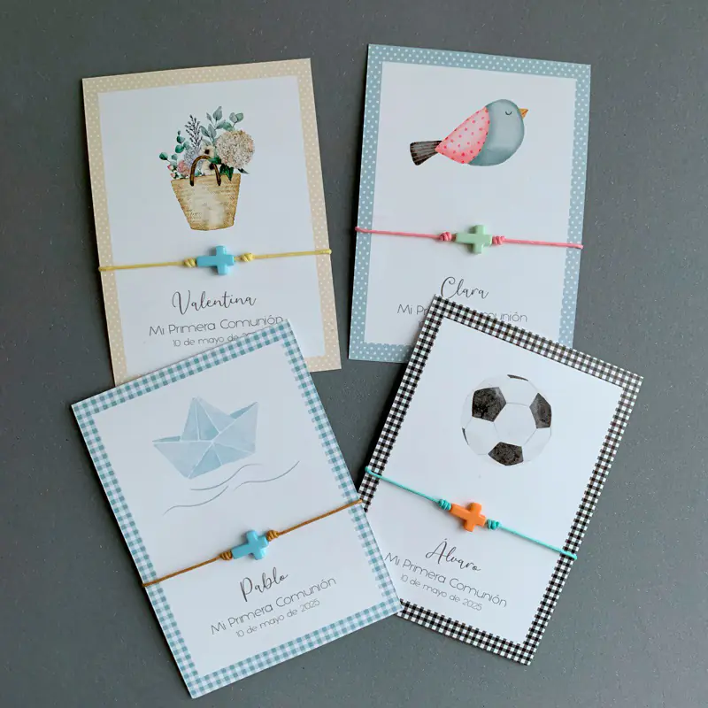 PULSERA CON CRUZ DE COLORES SOBRE TARJETA CON MOTIVOS VARIOS